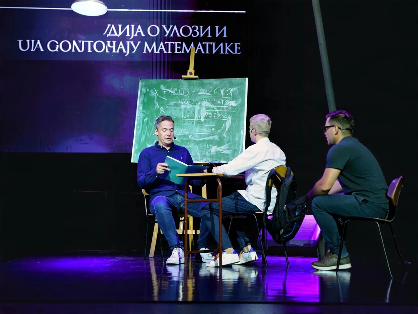 Сцена за школском клупом пред таблом са квадратном једначином