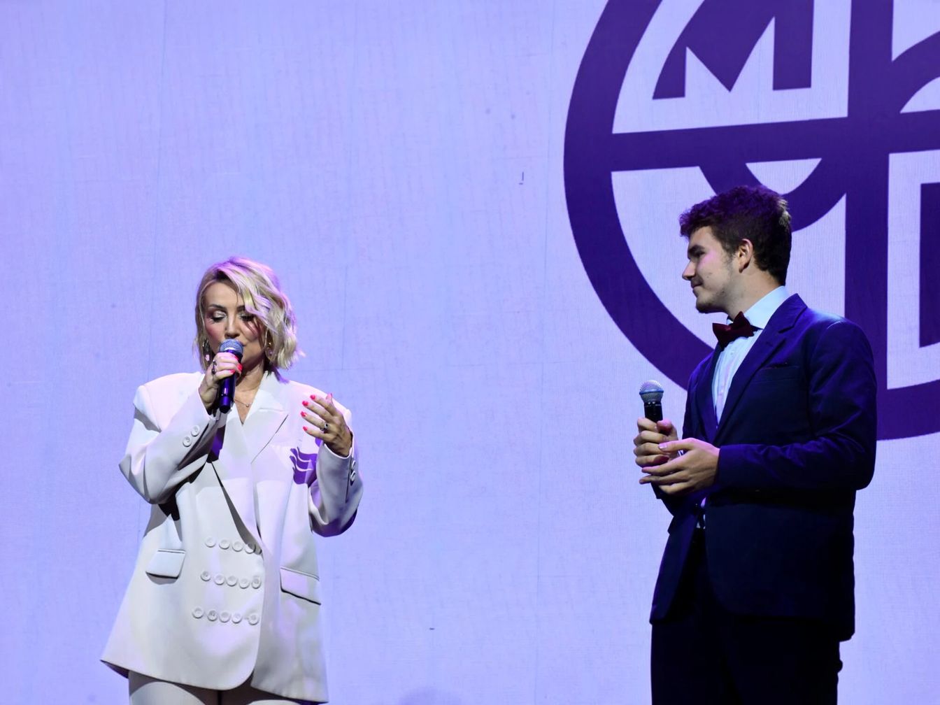 Гоца Тржан и млади певач у дуету